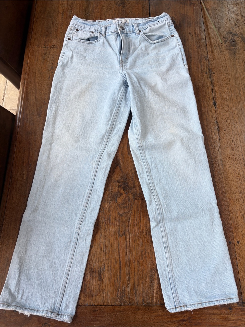 Abercrombie & Fitch ‘90s Straight Mid Rise Jeans in Light Wash